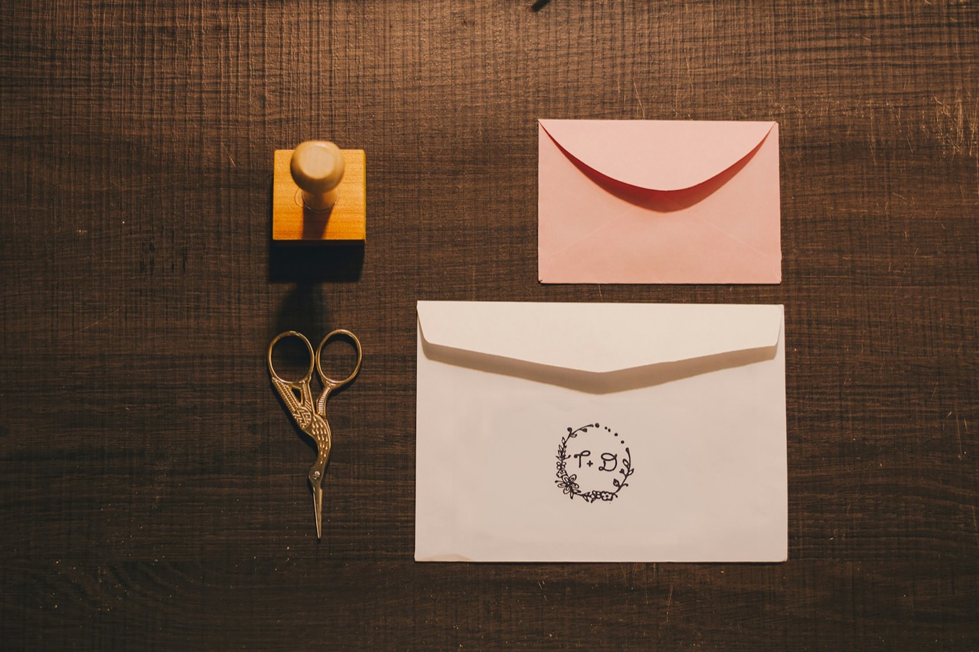 Carimbo de madeira e envelopes lacrados sobre uma mesa