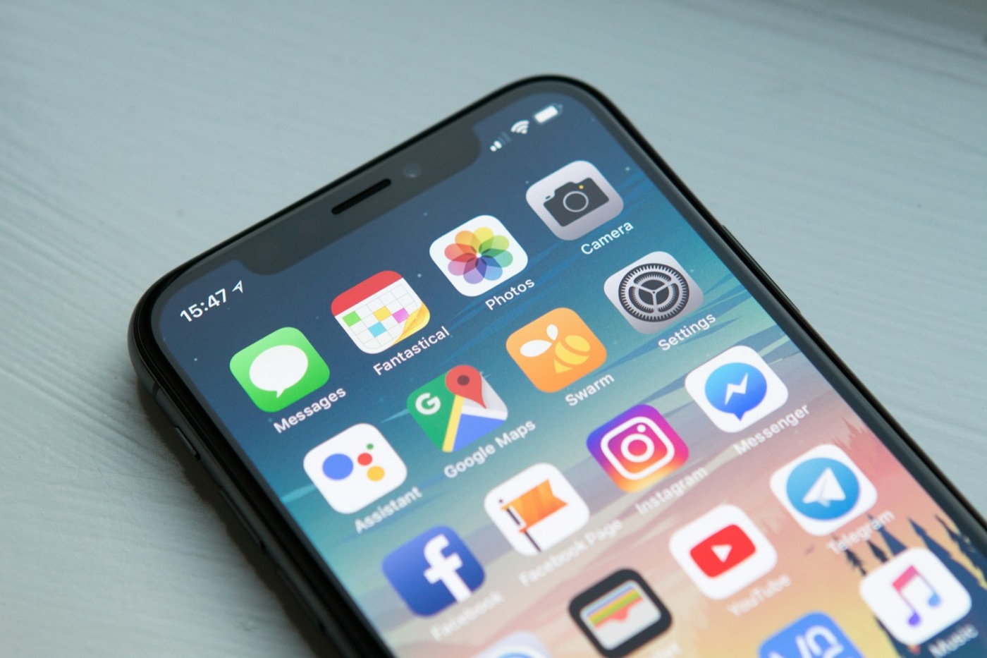 Tela inicial de um smartphone com o app Ajustes visível