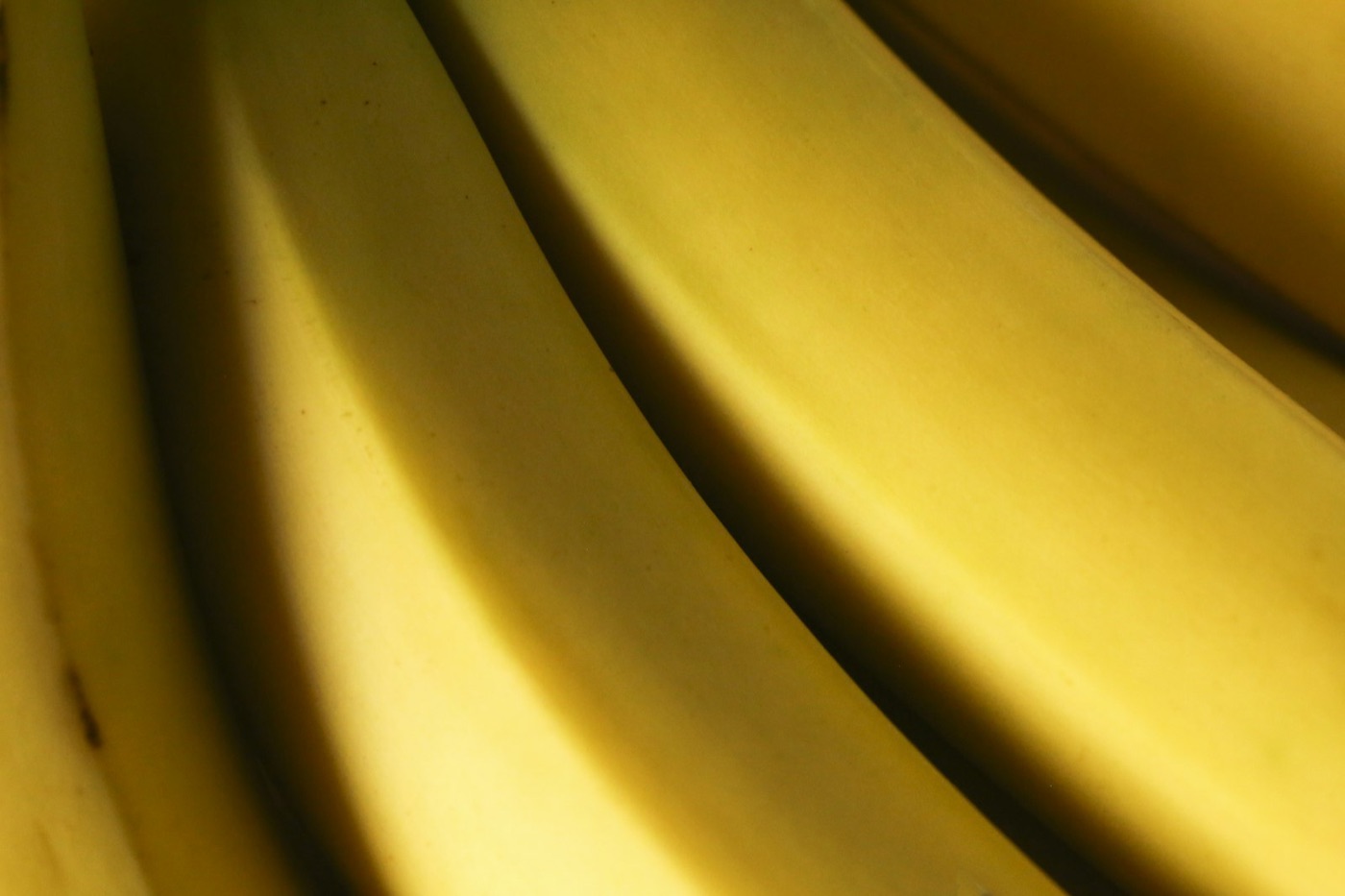 Close de bananas amarelas maduras preenchendo o quadro