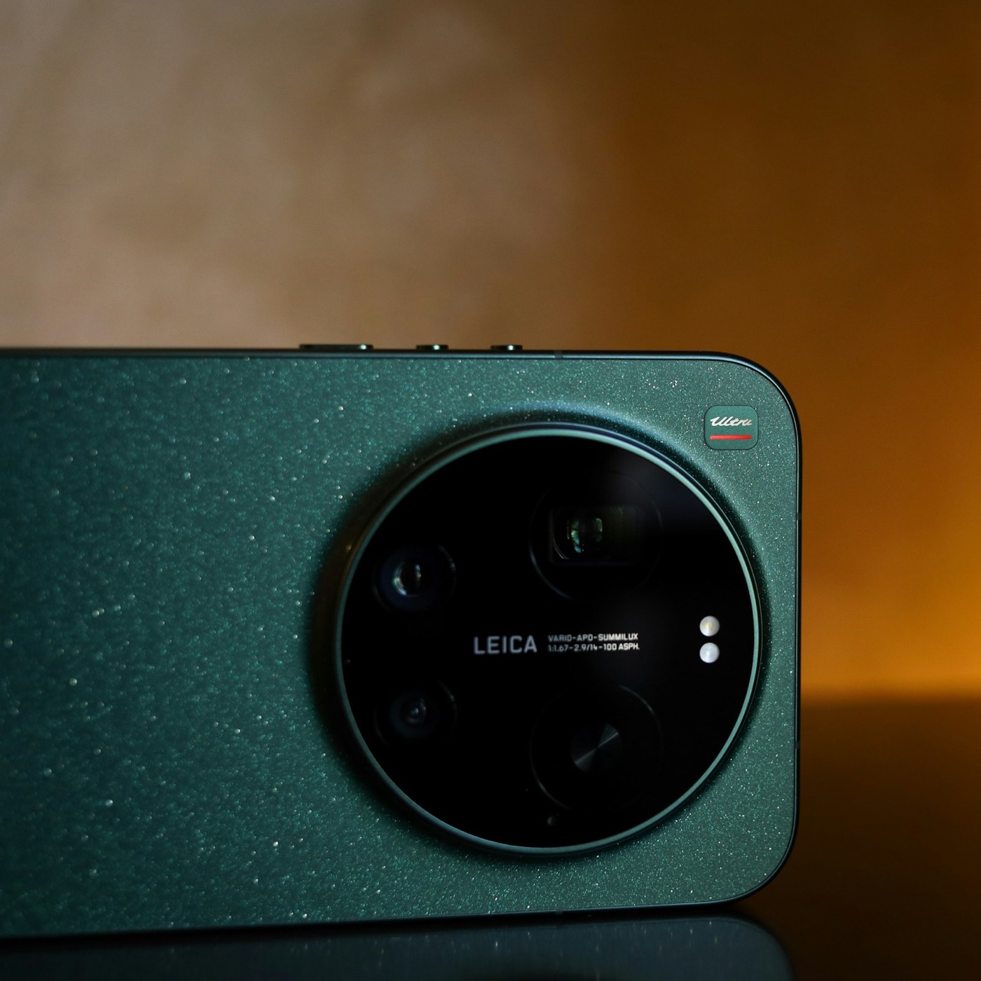 Close do módulo de câmera de um smartphone, com a faixa de zoom marcada no anel da lente